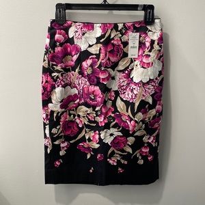 White and Black Floral printed pencil skirt NWT. Please send all offers.